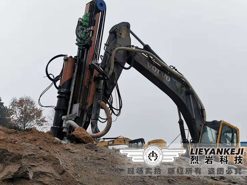 移動(dòng)式大型巖石劈裂機(jī) 移動(dòng)式大型巖石劈裂機(jī)